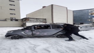 Karsta küçük otomobil kara saplandı: Vatandaşlar ite kaka kurtardı, o anlar viral oldu