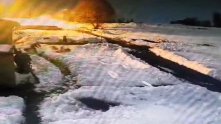 Karsta kurt sürüsünü kürekle kovalayan vatandaş kamerada