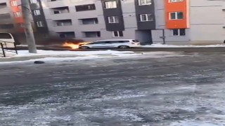 Karsta seyir halindeki araçta yangın paniği