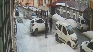 Karsta silahlı sopalı kavga güvenlik kamerasında: 2 yaralı
