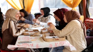 Kartepede kurulan otağ çadırında geleneksel sanatlar yaşatılıyor