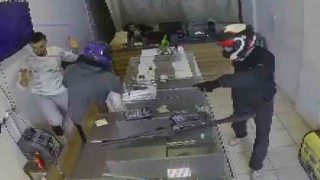 Kasklı hırsızlar tarafından 20 yıllık emeği olan 22 milyon TLlik altını 3 dakikada çalınan kuyumcu, altınlarını teslim alıp ülkesine döndü