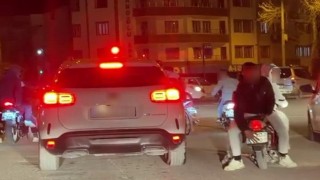 Kasksız şekilde motosiklete ters oturdu