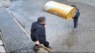 Kavgada eline geçirdiği varil, parke taşı ve masayı karşı tarafın üzerine attı