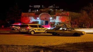 Kavgayı ayırmaya çalışan gece kulübü çalışan bıçaklandı