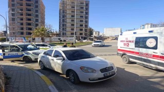 Kavşakta otomobiller çarpıştı: 2 yaralı