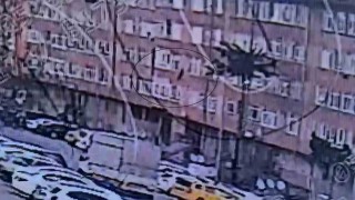 Kayseride 5. kattan atlayan bir kişi hayatını kaybetti: O anlar kamerada