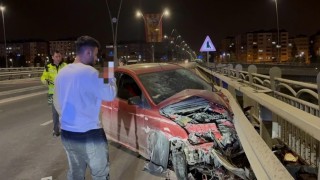 Kayseride karşı yola geçen otomobil bariyerlere çarptı