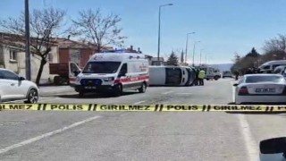 Kayseride otomobille çarpışan öğrenci servisi yan yattı