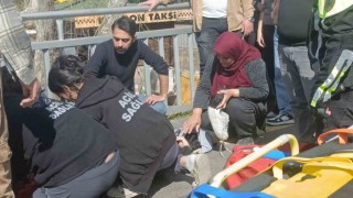 Kaza haberini alıp geldi, kızının elini tutup başını okşayarak teselli etti