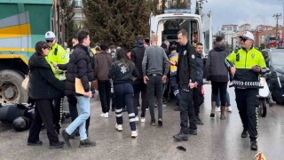 Kazada kamyonun altına sürüklenen motosikletteki 2 kişi yaralandı