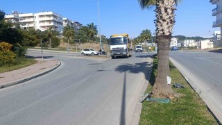 Kazaya karışan otomobilin palmiyeye çarpma anı kamerada