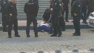 Kendisine istismarda bulunduğunu iddia ettiği şahsı adliye önünde kalbinden bıçakladı