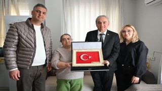 Kepez Belediye Başkanı Kocagözden şehit annesine ziyaret