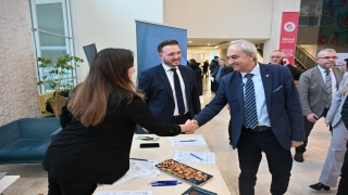 Kepezde iş arayanlarla işverenler aynı çatı altında buluştu