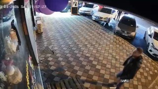 Kırılan bardak tartışmasında Beni müşterilerin yanında rezil ediyorsun, ben yapacağımı biliyorum diyen kadının kocası, iş yerinin camına kaldırım taşı fırlattı