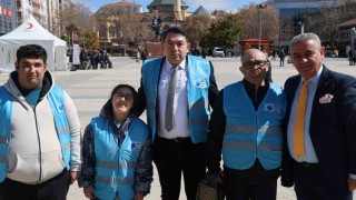 Kırşehirde özel bireylerden kadınlara gül ve karanfil
