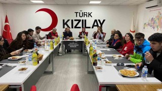 Kızılaydan üniversite öğrencilerine Anne Eli iftar sofrası