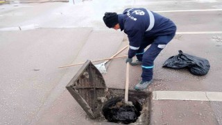 Kocaelide su baskınlarına karşı mazgal ve menfez temizliği aralıksız sürüyor