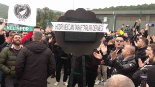 Kocaelispor taraftarları, TFF önüne siyah çelenk bıraktı