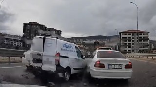 Kontrolden çıkan araç, önündeki 4 araca çarptı: O anlar kamerada