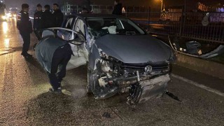Kontrolden çıkan otomobil bariyerlere çarptı: 2 yaralı