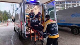 Kontrolden çıkan otomobil istinat duvarına çarptı: 4 yaralı