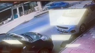 Kontrolden çıkan otomobil mağazaya böyle daldı