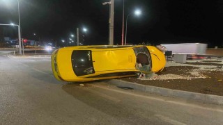 Kontrolden çıkan ticari taksi orta refüje devrildi