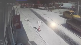 Kontrolden çıkan vincin otomobilleri sürüklediği anlar kamerada