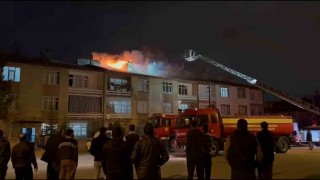 Konyada 3 katlı apartmanın çatısında yangın paniği