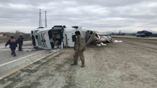 Konyada iplik yüklü tır devrildi: 1 yaralı