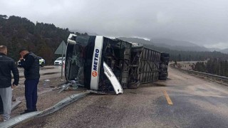 Konyada yolcu otobüsü devrildi: 15 yaralı