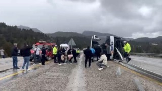 Konyada yolcu otobüsü devrildi