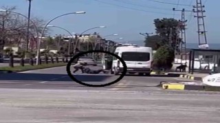 Korku dolu anlar kamerada: Yere yatırdığı minibüs şoförünü defalarca yumrukladı