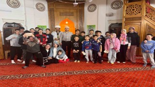 Köyceğizde çocuklar son teravihte bayram harçlıklarını aldı