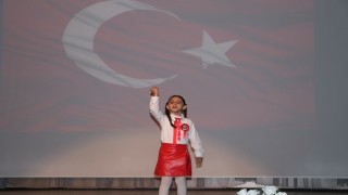 Küçük kız çocuğundan duygulandıran İstiklal Marşı performansı