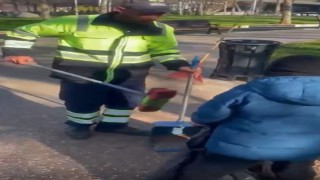Küçük oğluyla birlikte çalışan temizlik işçisi duygulandırdı