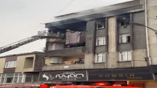 Küçükçekmecede korkutan yangın: 5 kişi dumandan etkilendi