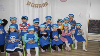 Kuran kursu öğrenciler ailelerine güllaç hazırladı