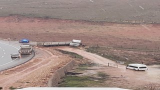 Kurtalanda kontrolden çıkan kamyon yol kenarına savruldu