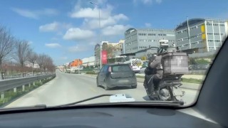 Kuryenin yardımına otomobil sürücüsü çekme halatıyla yetişti