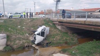 Kütahyada otomobille çarpışan araç dereye uçtu: 3 yaralı