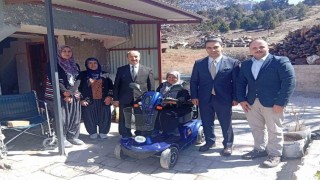 Mahalleli birleşti, engelli kadına akülü tekerlekli sandalye aldı