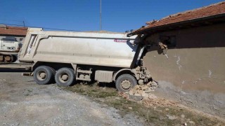 Malatyada freni boşalan hafriyat kamyonu eve girdi: 1 yaralı