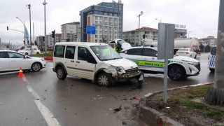 Malatyada hafif ticari araç ile otomobil çarpıştı: 2 yaralı