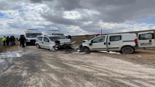 Malatyada iki araç kafa kafaya çarpıştı: 4 yaralı