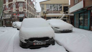Malazgirtte bahar beklenirken kar yağdı, araçlar kara gömüldü