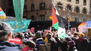 Manhattanda Krallara Hayır protestosunda on binlerce kişi yürüdü