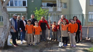 Manisada okul bahçeleri bağa dönüşüyor